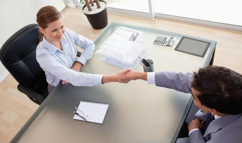 Ile naprawdę może zarobić broker giełdowy? Odkryj tajemnice wysokich zarobków w finansach!