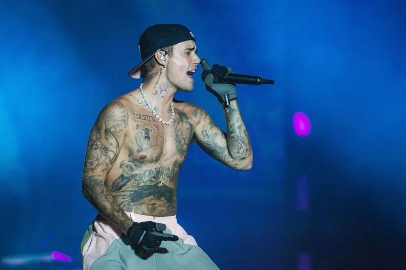 Ile zarabia Bieber: prawdziwe kwoty i skąd pochodzą jego dochody