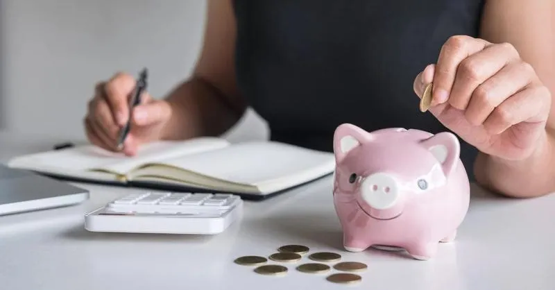 Praktyczne sposoby, jak można zaoszczędzić pieniądze każdego dnia
