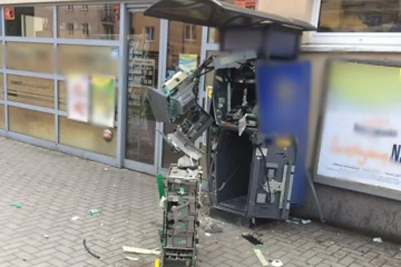 Jak wpłacić pieniądze w bankomacie krok po kroku